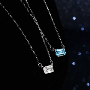 Halsketten aus Silber mit blauem Topas und Moissanit im Smaragdschliff
