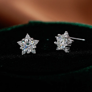 Exquisite S925 sterling silver star-shaped moissanite stud earrings in green velvet box