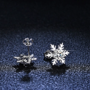 Elegant S925 sterling silver snowflake stud earrings with sparkling round moissanite stone