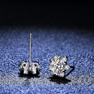 Boucles d'oreilles flocon de neige en argent s925 avec moissanite centrale et halo brillant