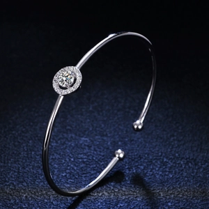 Lussuoso bracciale rigido halo in argento 925 con moissanite rotonda scintillante