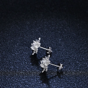 Sparkling S925 sterling silver snowflake stud earrings with round moissanite accents