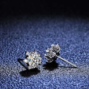 Élégantes boucles d'oreilles flocon en argent S925 avec un centre en moissanite brillant