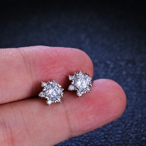 Boucles d'oreilles flocon de neige en argent S925 avec moissanite tenues à la main