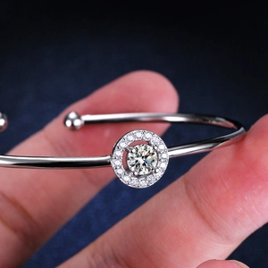Bracciale rigido aperto in argento 925 con moissanite taglio brillante e montatura halo