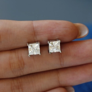 Orecchini a lobo in argento S925 con moissanite taglio princess e montatura a quattro griffe