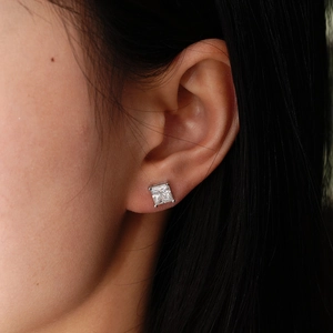 Orecchini a perno in argento S925 con moissanite a taglio quadrato e castone a quattro griffe