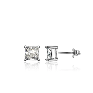 Dettaglio di orecchini quadrati in argento con montatura a quattro griffe e pietre Moissanite