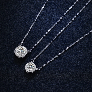 Collier halo en argent sterling S925 avec pendentif moissanite ronde de 1 carat brillant
