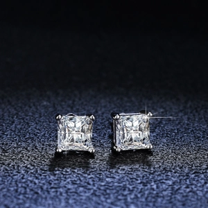 Vista macro di orecchini moissanite quadrati con castone a quattro griffe in argento