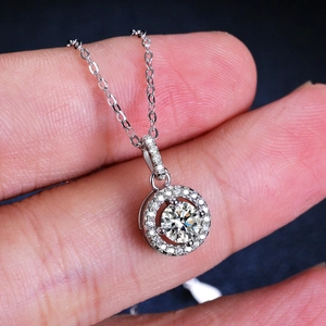 Collier avec pendentif halo rond en moissanite et chaîne en argent sterling S925