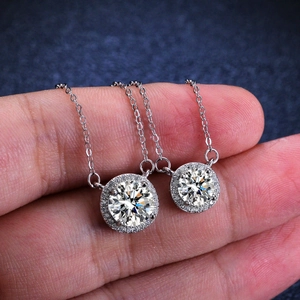 Élégant collier en argent s925 avec pendentif halo en moissanite de 1 carat