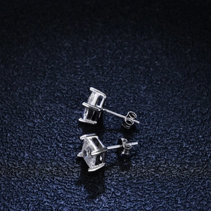Dettaglio di orecchini in moissanite quadrata con castone in argento S925 a 4 griffe