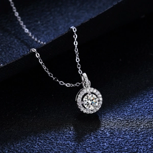 Collier halo élégant en argent S925 avec pendentif moissanite de 0,5 carat