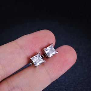 Dettaglio macro degli orecchini quadrati in moissanite con montatura a quattro griffe