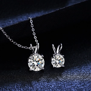 Collier avec pendentif moissanite en argent sterling 925 et diamant solitaire à quatre griffes