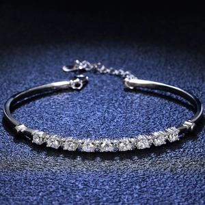 Elegant 925 silver bangle bracelet with 11 round brilliant-cut stones and adjustable chain