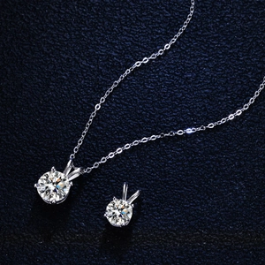 Collier Moissanite 1ct en argent 925 avec serti 4 griffes sur fond bleu foncé