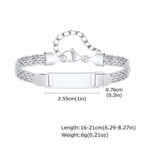Dettaglio macro del bracciale a maglia in acciaio inossidabile con barra incidibile