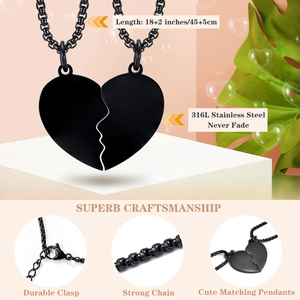 Dettaglio di collane puzzle a cuore in acciaio 316L nero con silhouette di volti per coppie