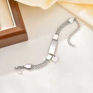 Dettaglio del bracciale multistrato in acciaio inox con barra incisibile e cuore