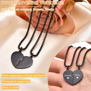 Dettaglio della collana puzzle a cuore nero opaco con nomi personalizzati incisi per coppie