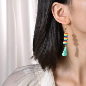 Orecchini etnici con perline arcobaleno e nappe di seta verde menta su gancio