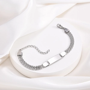Dettaglio del bracciale argento in acciaio inossidabile a triplo strato con targhetta ID
