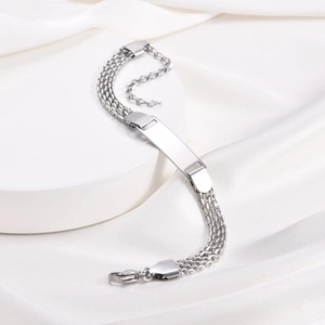 Dettaglio del bracciale in acciaio inossidabile lucido con catena a più fili e chiusura a moschettone