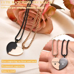 Dettaglio delle collane puzzle a cuore personalizzate per coppie in nero e oro rosa