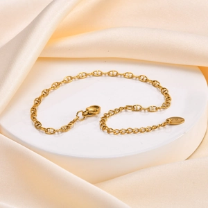 Bracelet chaîne ancre plaqué or 18 carats poli sur support blanc et fond satiné