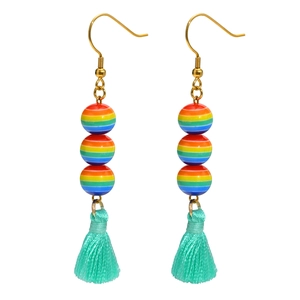 Orecchini boho con perline arcobaleno e nappe verde menta su ganci dorati