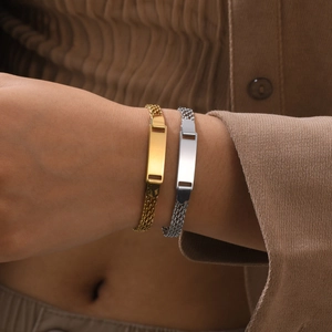Dettaglio del bracciale a maglia in acciaio inox con piastrina metallica incisibile