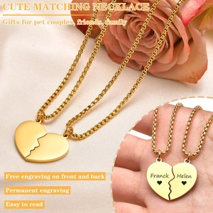 Dettaglio della collana puzzle a cuore incastrato in finitura oro con incisione personalizzata