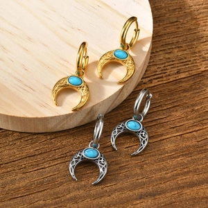 Dettaglio di orecchini a luna vintage con intarsio in turchese color oro e argento