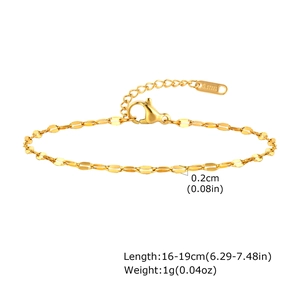 Detail of 18K gold-plated stainless steel chain with lobster clasp and adjustable length