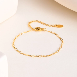 Détail d'un bracelet fin en acier inoxydable plaqué or 18 carats avec fermoir homard