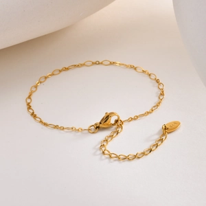 Détail d'un bracelet en acier inoxydable plaqué or 18 carats avec fermoir homard