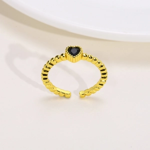 Dettaglio dell'anello regolabile dorato con zircone a cuore nero e fascia a sfere