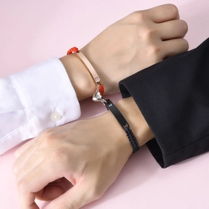 Bracelets magnétiques pour couples avec cordes tressées rouges et noires et pendentif cœur