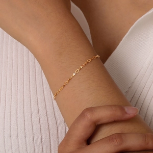 Bracelet élégant en acier inoxydable doré à maillons losanges porté au poignet