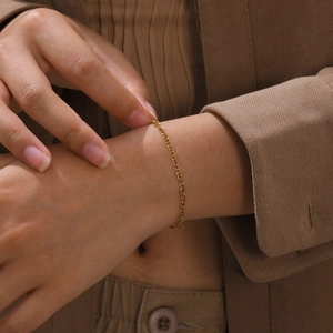 Bracelet chaîne marine élégant plaqué or 18 carats pour femme porté par un mannequin