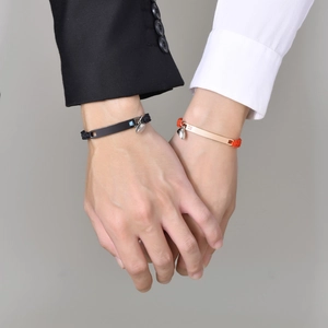 Bracelets magnétiques pour couples avec cordes tressées noires et rouges et charms en métal