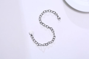 Bracelet chaîne à maillons ovales plats en acier inoxydable avec pendentif rond et fermoir