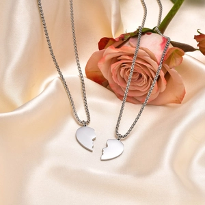 Collana coppia puzzle cuore in acciaio inossidabile lucido su seta elegante champagne