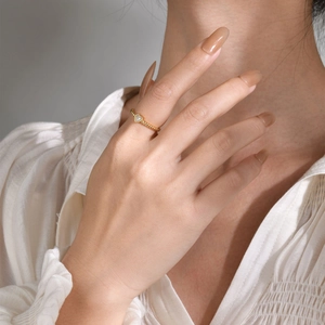 Anello regolabile in rame dorato con pietra bianca a forma di cuore e dettagli perlati