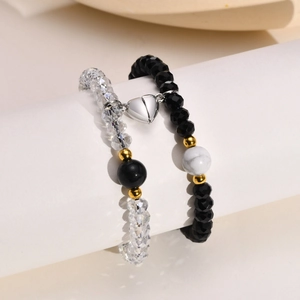 Dettaglio della chiusura magnetica a cuore sui braccialetti di perle per coppie