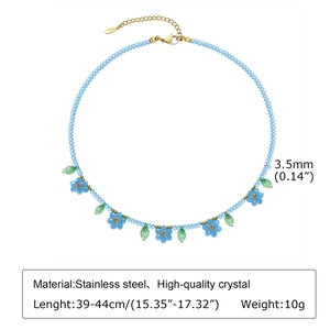 Détail du collier de perles bleues avec fleurs en cristal et fermoir en acier inox
