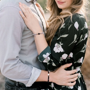 Bracciali per coppia in perline con ciondolo a cuore magnetico in un abbraccio romantico