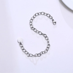 Bracelet chaîne à maillons plats en acier inoxydable avec pendentif rond poli et fermoir mousqueton